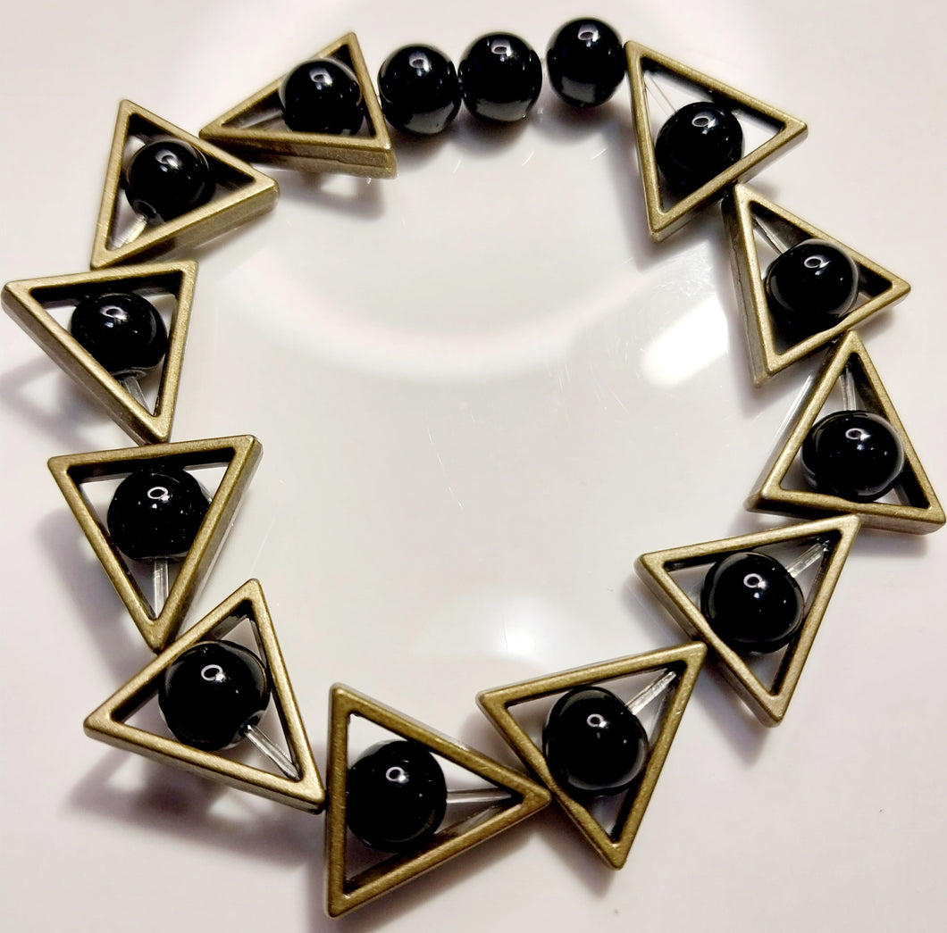 BLACK & GOLD TRIANGLE BEADED BRACELET